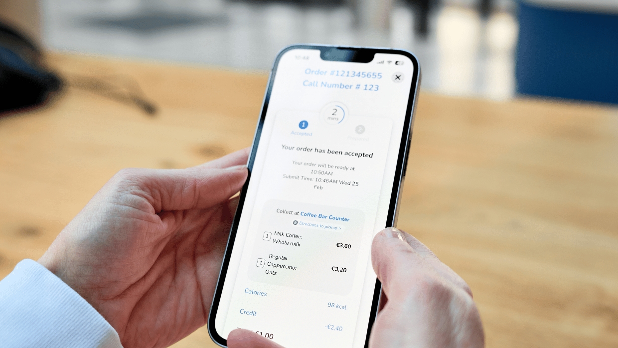 Smartphone zeigt digitale Bestellbestätigung und veranschaulicht den Prozess der digitalen Betriebsgastronomie bei Sodexo.