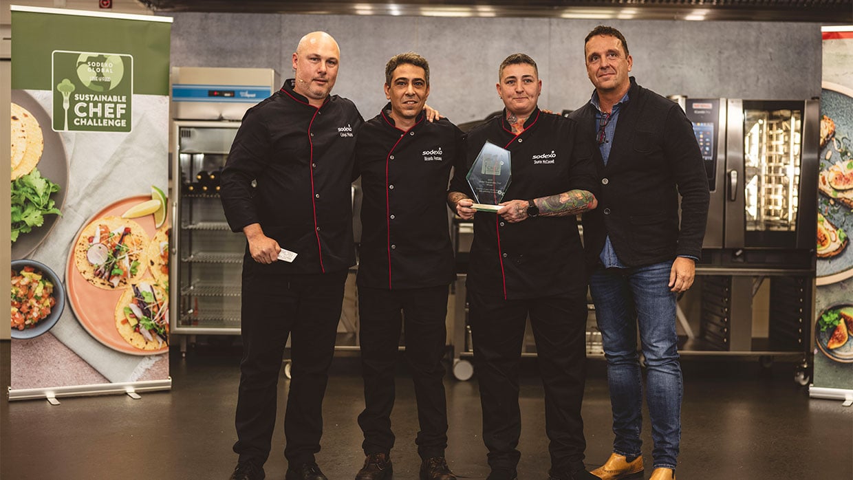 Die beiden Sustainable-Chef-Challenge-Sieger:innen Sharon McConnell (Nordirland) und Ricardo Machado (Brasilien) mit Auszeichnung zwischen Llyod Mann (Vice President, Global Executive Chef Global Food Services) und Renato Salvatore (CEO Sodexo Deutschland)