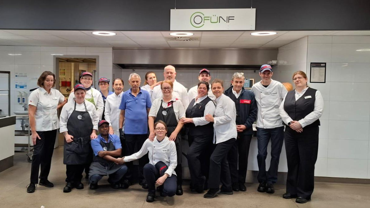 Das Sodexo-Team bei der Deutschen Telekom Darmstadt vor der Essensausgabe im Betriebsrestaurant.