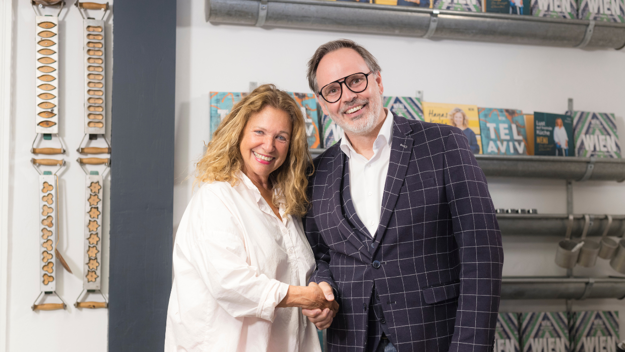 Das Bild zeigt TV-Köchin Haya Molcho und Michael Wahl, Head of Marketing bei Sodexo, beim Handschlag.