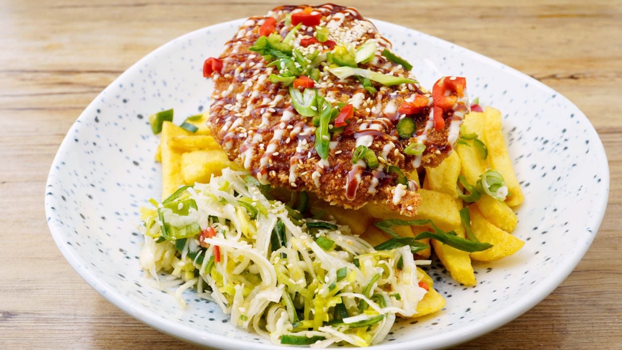 Fusion-Küche WM-Aktion: Deutsches Schnitzel trifft japanisches Tonkatsu mit Pommes und Krautsalat auf einem Teller