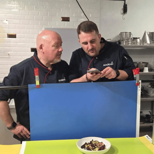 Sodexo Köche Andreas Wallum (links) und Jascha Händle (rechts) arbeiten im internationalen Workshop an neuen Rezeptideen für Food Innovation.