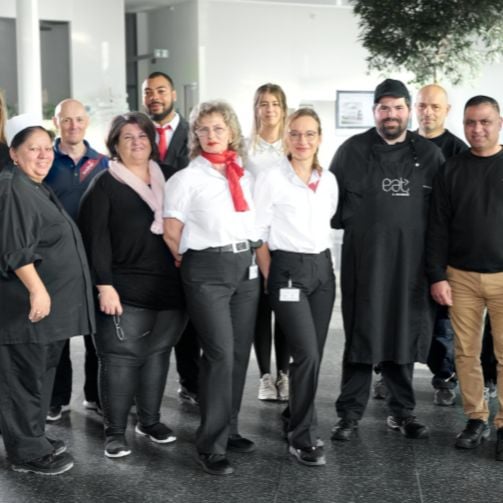 Gruppenbild von Sodexo-Mitarbeitenden mit unterschiedlichen Berufen