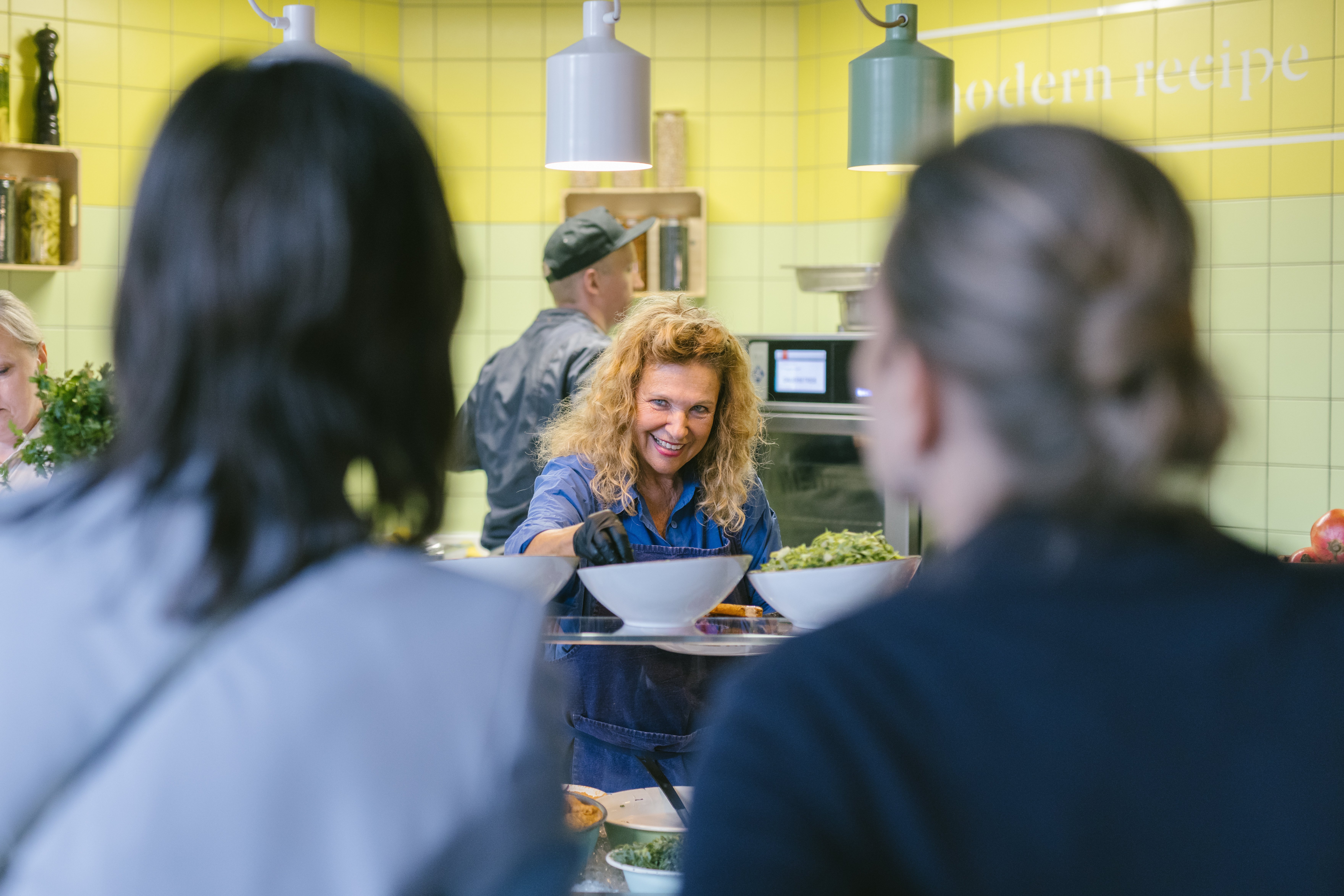 Haya Molcho bedient bei den Sodexo Kochtagen zwei Gäste.