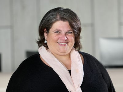 Portraitaufnahme von Sabine Muccio, Empfangsmitarbeiterin bei Sodexo