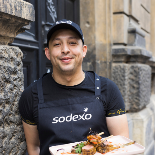 Sodexo-Koch Abderrahim Bourass aus Marokko hat Lammkotelettes gekocht