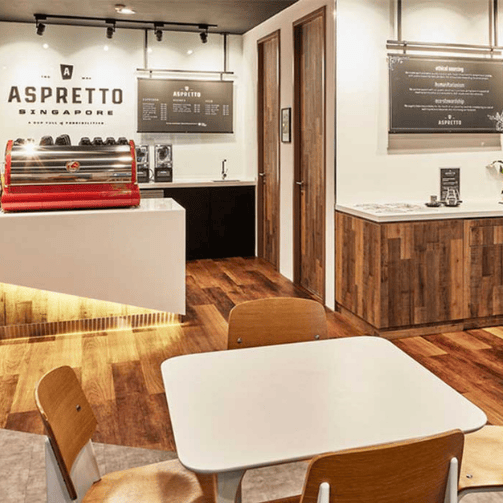 Modernes Betriebsrestaurant mit Aspretto-Kaffeebar von Sodexo mit Vending Machines