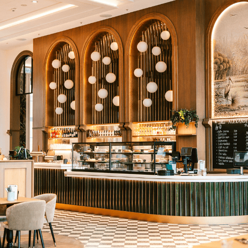 Blick auf die Theke des Café-Bistro "Alexander", das Sodexo im Humboldt Forum in Berlin betreibt.