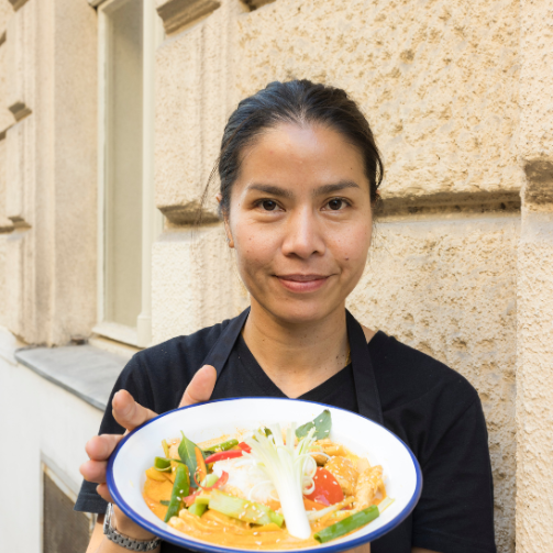 Sodexo-Köchin Charinya Schneemann hat ein Chicken Thai Curry gekocht