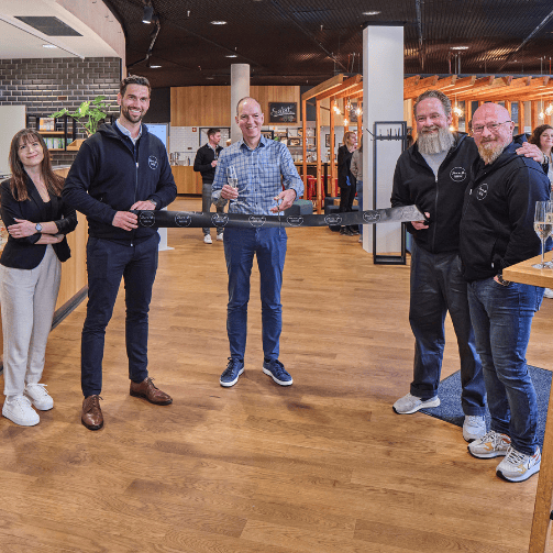 Feiern die Eröffnung des Restaurants im arabeska (v.l.n.r.): Cornelia Hartmann (Senior Manager Business Development GSA bei Sodexo Deutschland), Giuliano La Terra (Head of Sales Sodexo Deutschland), Markus Ruscher (Head CRES Germany & Nordics bei Swiss Re), Christian Niemeyer (Head of Food bei Sodexo Deutschland) sowie Sascha Sachse (Gebietsleiter Sodexo Deutschland).