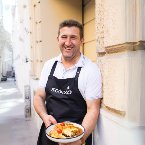 Sodexo-Koch Fatmir Mustafa aus Albanien hat ein Tave Elbasani gekocht
