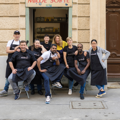 Die acht Sodexo-Köch:innen haben sich in Wien mit Haya Molcho getroffen und die Gerichte für das gemeinsame Kochbuch gekocht.