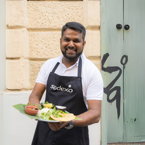 Sodexo-Koch Kathir aus Sri Lanka hat ein Bohnen Curry gekocht
