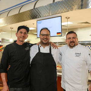 In der Mensa der Northern Arizona University steht Sodexo-Koch Julian Prakash (Mitte) mit US-Kollegen vor dem deutschen Counter.