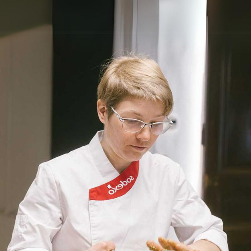 Sodexo-Koechinnen Anja Rotte beim Zubereiten von Speisen in der Küche von Haya Molcho (Neni)