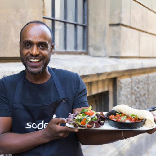 Sodexo-Koch Medhanie Teklehaimanot aus Eritrea hat Lammragout gekocht