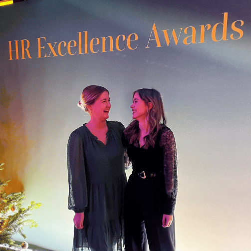 Sodexo-HR-Mitarbeiterinnen Anna Hofmann und Annalina Förster bei der Gala der HR Excellence Awards.