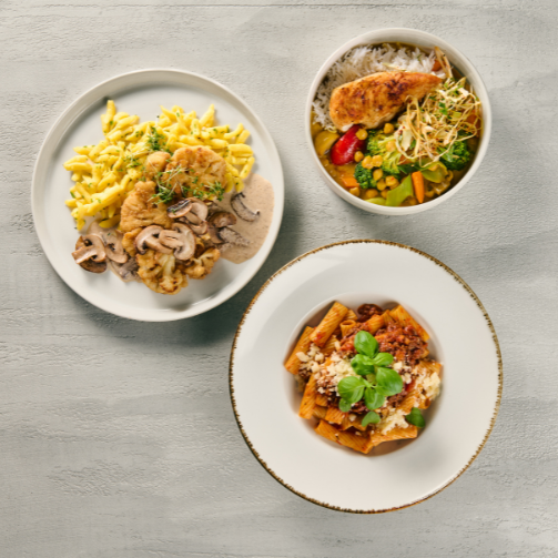 Auswahl der neuen pflanzenbasierten Speisen von Sodexo: Spaghetti mit Linsenbolognese, ein Thai Curry mit Hähnchen-Alternative sowie ein Blumenkohlschnitzel mit Champignons und Spätzle