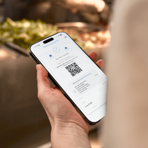 Smartphone mit App zeigt eine digitale Bestellbestätigung als Teil der digitalen Customer Journey im Sodexo Betriebsrestaurant.
