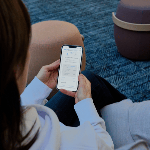 Person nutzt die Restaurant-App und sieht eine Bestellübersicht als Schritt in der digitalen Customer Journey im Sodexo Betriebsrestaurant.