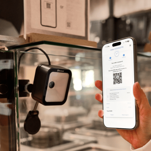 Smartphone mit App wird an einem Scanner genutzt und zeigt einen Prozess der digitalen Customer Journey in einem Sodexo Betriebsrestaurant.
