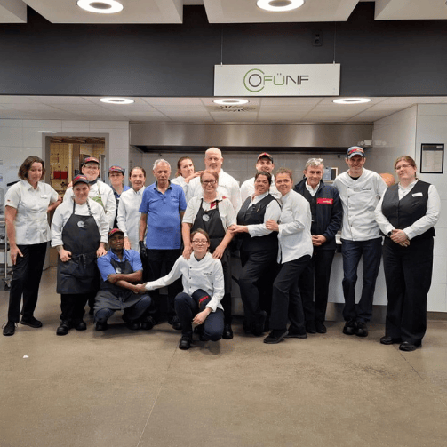 Das Sodexo-Team bei der Deutschen Telekom Darmstadt vor der Essensausgabe im Betriebsrestaurant.