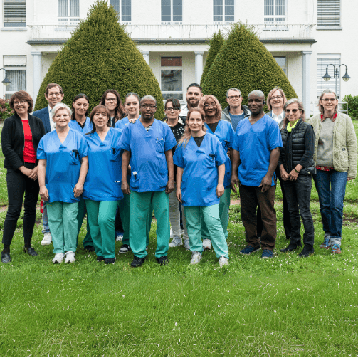 Teambild der Reinigungsspezialist:innen der S.UM GmbH, einer eigenständigen Tochtergesellschaft der UM. Gründungspartner ist der Facility-Management-Dienstleister Sodexo