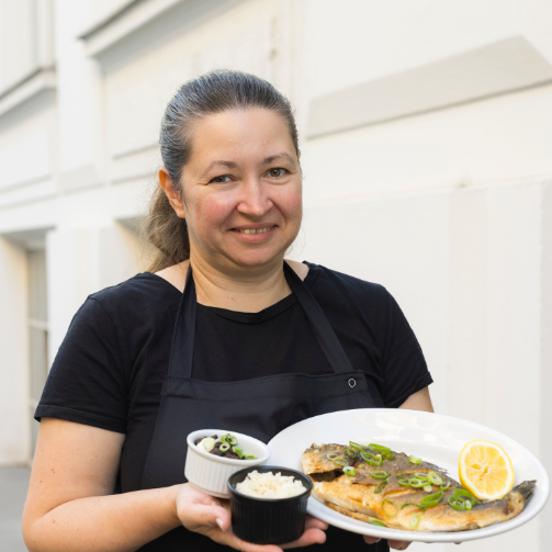 Sodexo-Köchin Vera Jurkschat aus Brasilien hat eine Dorade gekocht