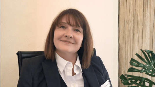 Portrait von Klara Tureckova, Konferenzleiterin bei Sodexo.
