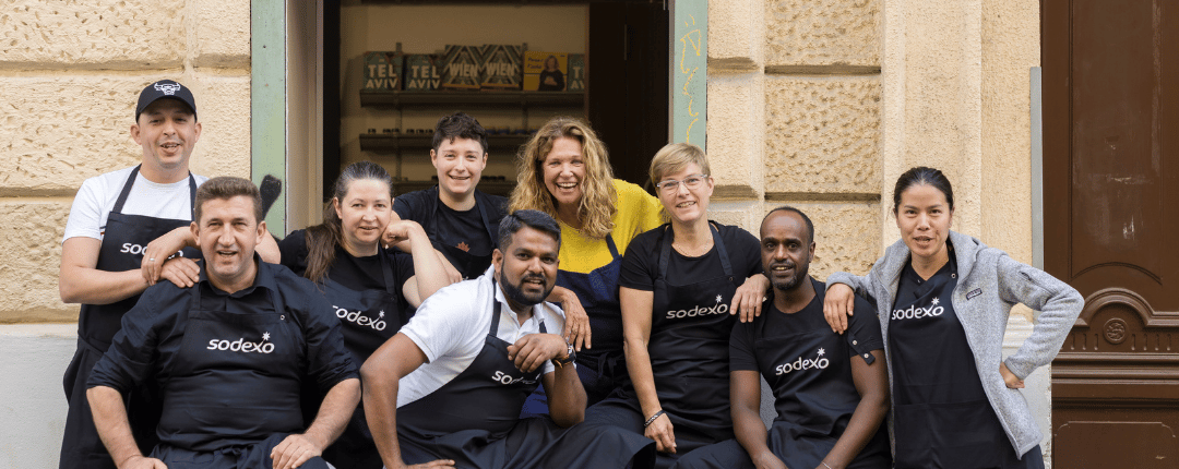 Die acht Sodexo-Köch:innen haben sich in Wien mit Haya Molcho getroffen und die Gerichte für das gemeinsame Kochbuch gekocht.