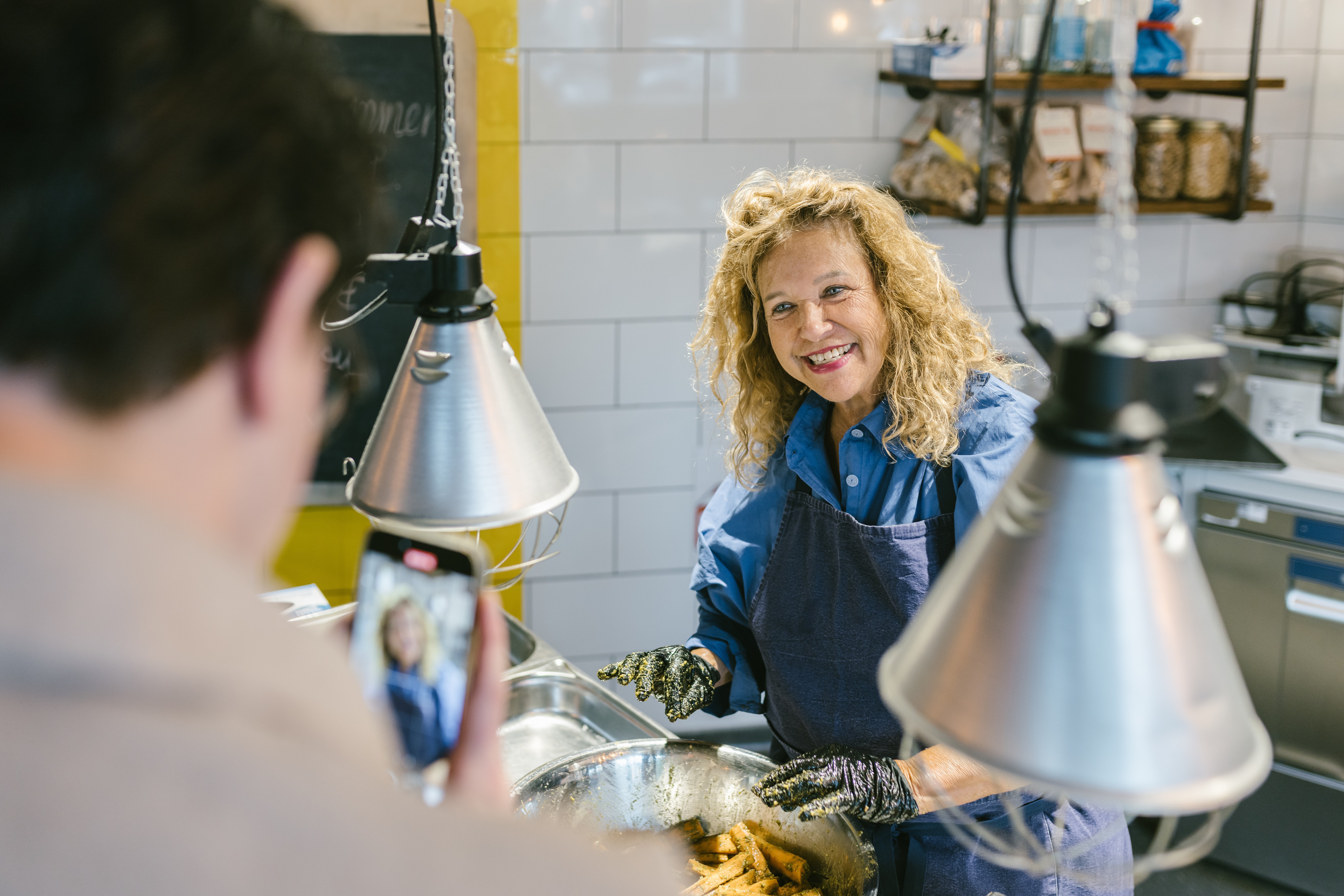 Haya Molcho wird bei den Sodexo Kochtagen während der Vorbereitung der Speisen von einem der Gäste mit dem Handy gefilmt.
