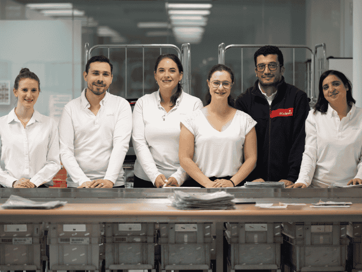 Gruppenbild von jungen Menschen, die bei Sodexo arbeiten.