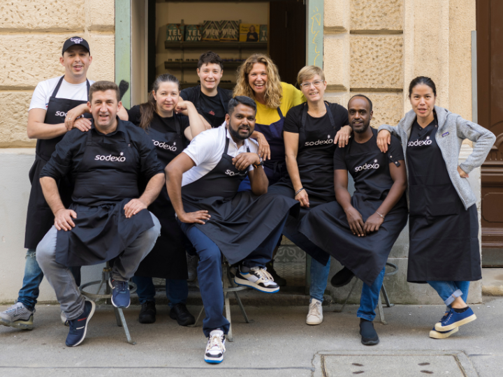 Die acht Sodexo-Köch:innen haben sich in Wien mit Haya Molcho getroffen und die Gerichte für das gemeinsame Kochbuch gekocht.