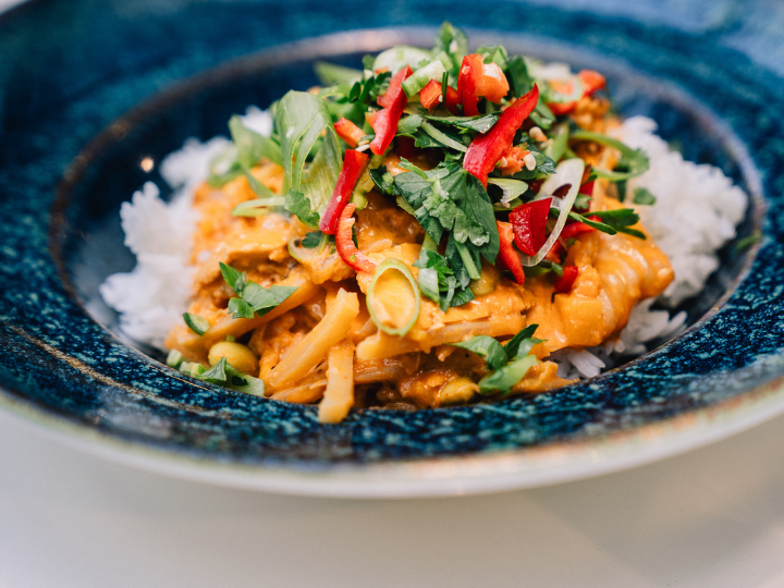 Sodexo-Gericht Rotes Thaicurry|planted.chicken Kräuter|Gemüse | Jasminreis in Kamille gekocht | Erdnußpaste | Frühlauch | Crispy Chili Oil