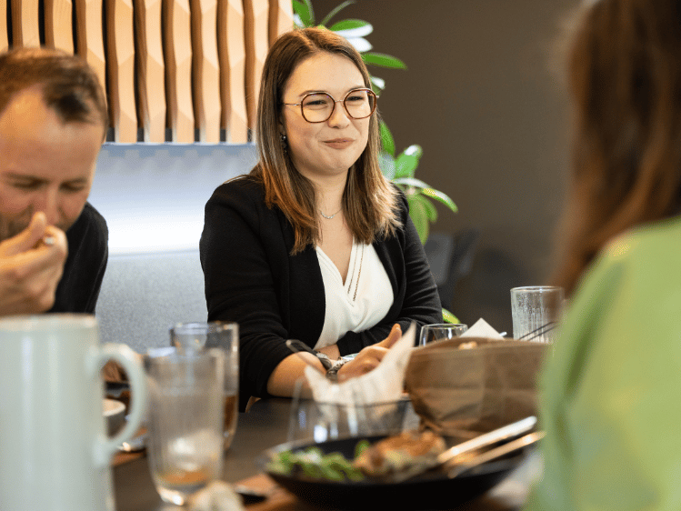 Gemeinsames Essen im Arbeitsumfeld zeigt, wie Ernährung im Arbeitsalltag Austausch, Energie und Konzentration unterstützen kann.