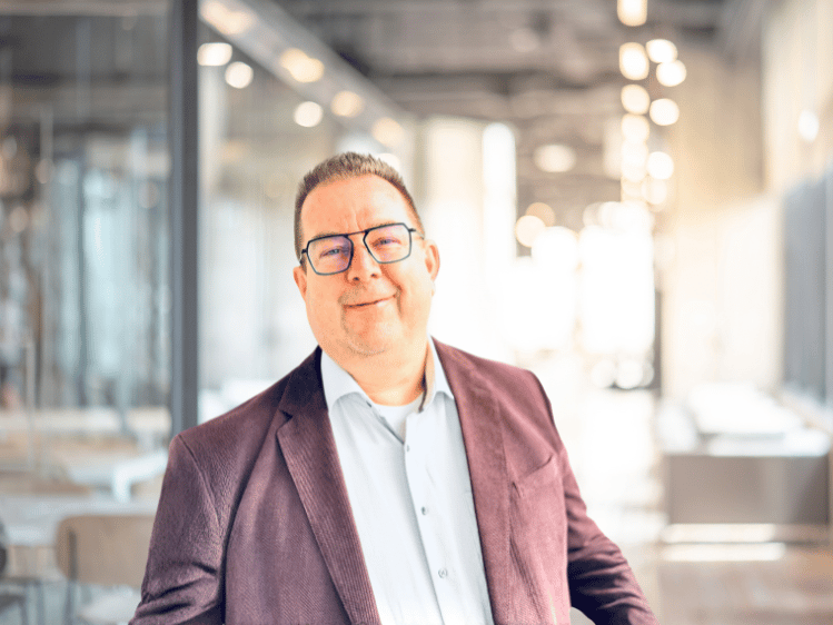 Portrait von Tilo Blomberg, Teamlead Bid & Deal Management bei Sodexo Deutschland