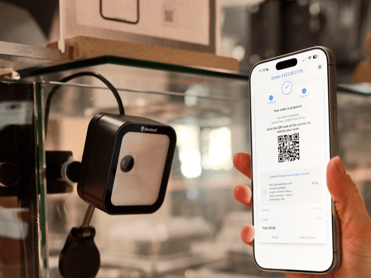 Smartphone mit App wird am Scanner genutzt und zeigt einen Prozess der digitalen Customer Journey im Sodexo Betriebsrestaurant.