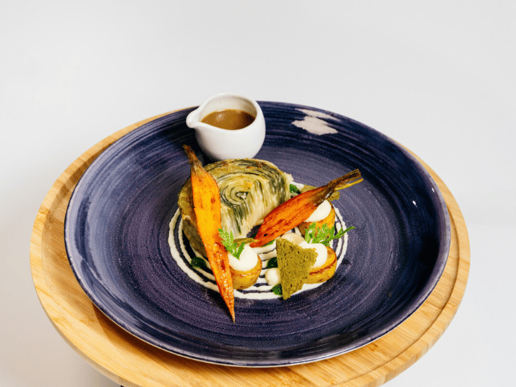 Pflanzenbasiertes Tellergericht mit Gemüse als Beispiel für klimafreundliche Speiseplanung und ausgewogenen Genuss.