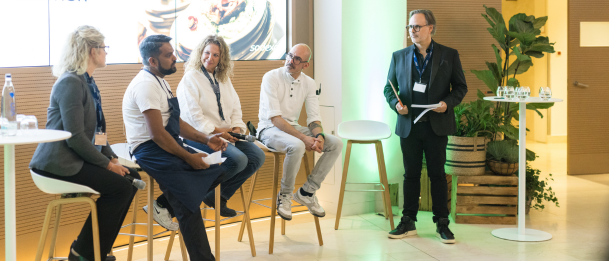 Sodexo-Koch Kathir spricht auf dem Diskussions-Panel im Rahmen der Kochbuch-Vorstellung und schwärmt von den Koch-Erfahrungen mit Haya Molcho.