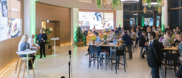 Zahlreiche Besucher, darunter Kunden, Partner und Presse, lauschten im Fifty Heights der Diskussion der Panel-Teilnehmenden.