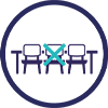 Ein Sitzplätze-Icon, welches im Kreis einen Tisch mit drei Stühlen nebeneinander zeigt und der Stuhl in der Mitte ist mit einem Kreuz durchgestrichen.