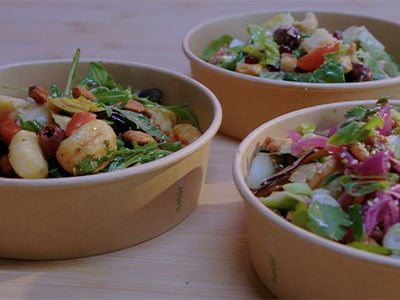 Drei Bowls mit Speisen, die vom GoodBytz-Roboter zubereitet wurden.