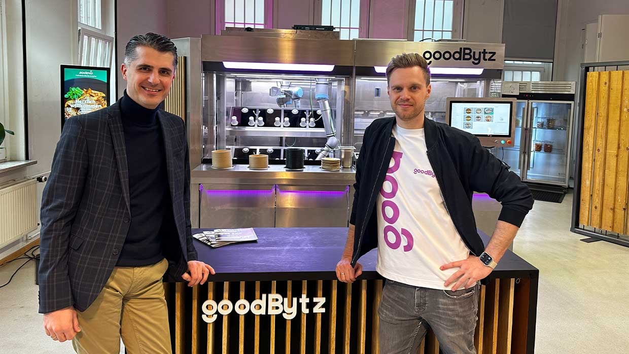 Hadis Berbic, Director Public Catering bei Sodexo Deutschland, und Hendrik Susemihl, GoodBytz CEO, vor einem GoodBytz-Roboter