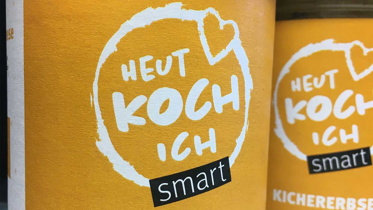 Nahaufnahme auf die Labels von zwei  „Heut Koch Ich Smart“-Gläsern von Sodexo