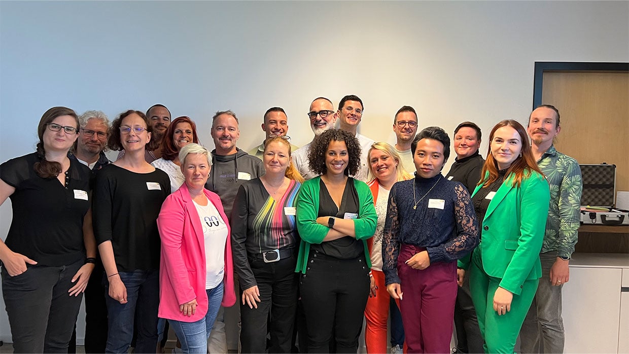 Gruppenbild der Teilnehmer:innen des LGBT*IQ Deep Dive: Blue Collar von PROUT AT WORK & Sodexo