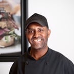 Portrait von Eyob Tekeste, Sodexo-Küchenhilfe.