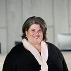 Portraitaufnahme von Sabine Muccio, Empfangsmitarbeiterin bei Sodexo