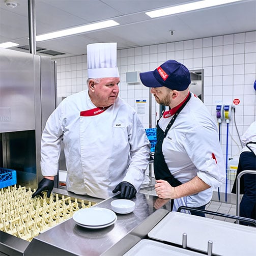 Sodexo-Betriebsleiter Thomas Klatt im Gespräch mit seinem Küchenleiter