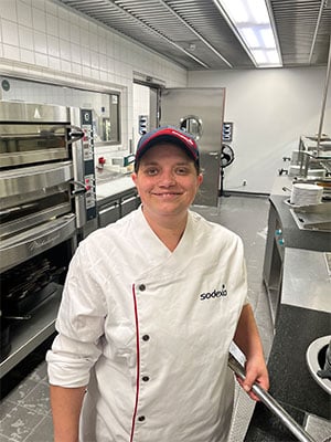 Portrait von Sodexo-Köchin Jessica Janßen in Großküche