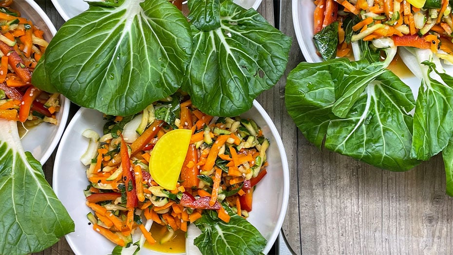 Sodexo-Speise im Betriebsrestaurant bei PwC: Rohkostsalat in weißen Schalen mit Kohlblättern und Zitrone